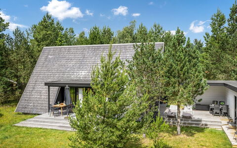 Peta - 1.6Km from the Sea: Roof, House, Home, Cottage, Door, Siding, Estate, Lawn, Yard, Porch