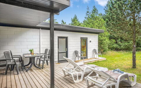 Peta - 1.6Km from the Sea: Roof, House, Home, Cottage, Door, Siding, Estate, Lawn, Yard, Porch