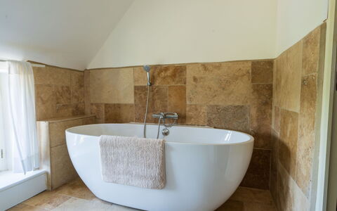 Amarie: Bathtub, Plumbing Fixture, Tap, Bathroom, Building, Bathroom Sink, Wood, Rectangle