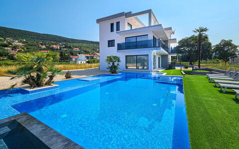 Noel: Water, Plant, Building, Sky, Property, Swimming Pool, Blue, Window, Azure, Rectangle
