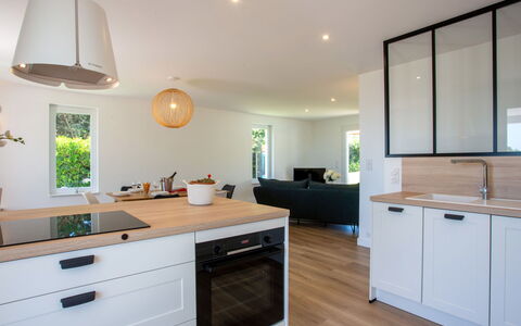Le Bigorneau Préfaillais: Cabinetry, Countertop, Property, Furniture, Kitchen, Building, Wood, Drawer, Interior Design, Lighting