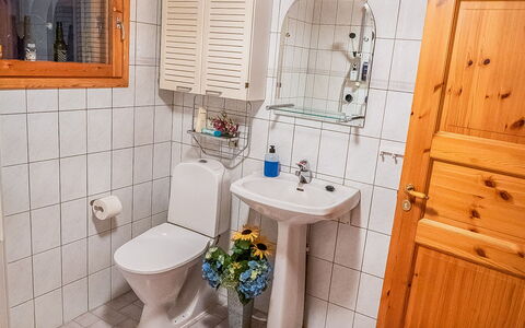 Villa Wirtanen: Bathroom Sink, Bathroom, Plumbing Fixture, Sink, Toilet Seat, Flooring, Toilet, Interior Design, Floor, Tap