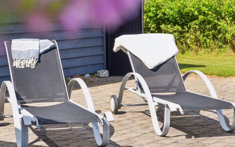 Edzard - 800M from the Sea: Home, Cottage, Porch, Hardwood, Siding, Deck, Shade, Plank, Estate, Garden Buildings