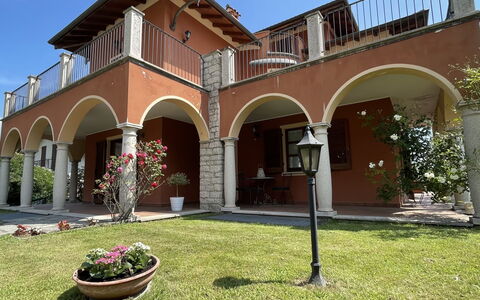 Le Rose di Rosanna: Plant, Sky, Property, Building, Shade, Grass, House, Flowerpot, Residential Area, Window