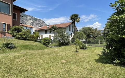 Le Rose di Rosanna: Sky, Plant, Cloud, Property, Building, Window, Tree, Natural Landscape, House, Land Lot