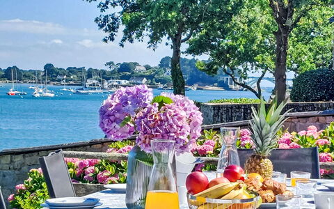 Pen Er Hoët: Flower, Water, Plant, Tableware, Table, Sky, Nature, Tree, Boat, Chair