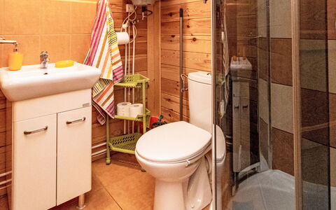 Zacisze Bałtyku: Toilet Seat, Toilet, Plumbing Fixture, Bathroom Sink, Bathroom, Wood, Interior Design, Flooring, Sink, Floor