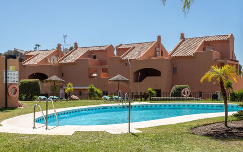 Los Lagos de Santa Maria: Water, Plant, Sky, Building, Swimming Pool, House, Shade, Window, Tree, Body Of Water