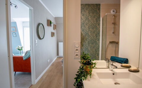Côté Port: Mirror, Plant, Plumbing Fixture, Tap, Building, Property, Sink, Bathroom Sink, Houseplant, Bathroom
