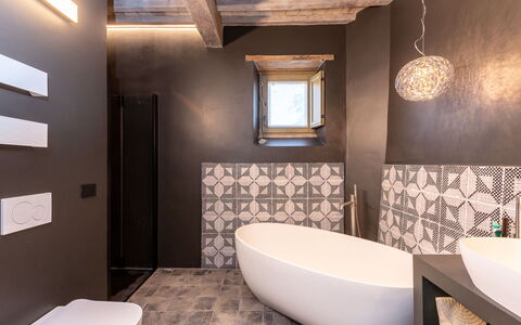 Oasi di Benessere Bio: Bathtub, Property, Plumbing Fixture, Bathroom, Interior Design, Wood, Architecture, Floor, Tap, Flooring
