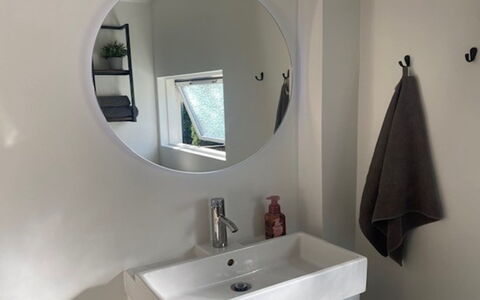 Elnur - from the Sea: Bathroom Sink, Plumbing Fixture, Mirror, Sink, Interior Design, Bathroom, Tap, Plumbing, Flooring