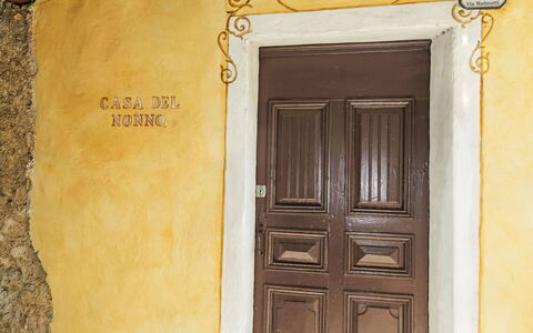 Alberto: Brown, Door, Wood, Rectangle, Yellow, Home Door, Building, Paint