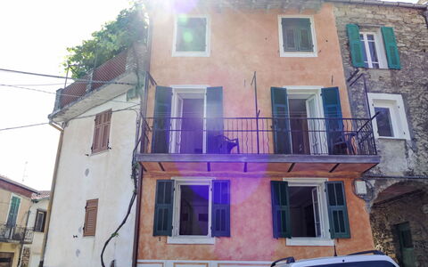 Alberto: Car, Window, Building, Vehicle, Motor Vehicle, Automotive Exterior, Residential Area, Real Estate, Facade