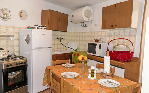 Alberto: Cabinetry, Property, Furniture, Countertop, Kitchen Appliance, Table, Building, Kitchen Stove, Gas Stove, Kitchen