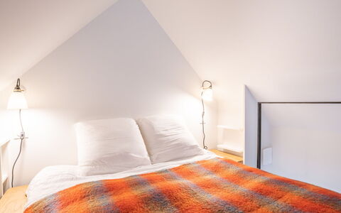 Dolce Vita Duplex: Property, Wood, Comfort, Textile, Orange, Interior Design, Floor, Flooring, Lamp