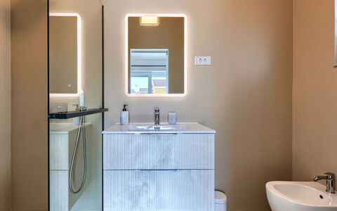 Kalina: Tap, Property, Mirror, Sink, Plumbing Fixture, Building, Bathroom, Bathroom Sink, Interior Design, Wood