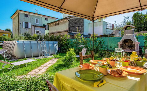 Pinot: Table, Plant, Property, Tableware, Building, Nature, Shade, Architecture, Outdoor Furniture, Tablecloth