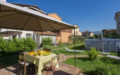 Pinot: Plant, Sky, Table, Building, Shade, Outdoor Table, Road Surface, Urban Design, Outdoor Furniture, Landscape
