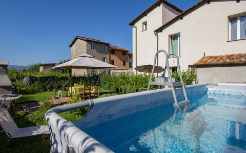 Pinot: Water, Sky, Plant, Building, Property, Window, Azure, Swimming Pool, House, Leisure