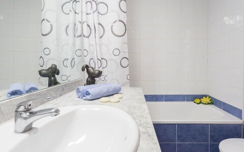 Roses 810: Tap, Plumbing Fixture, Bathroom Sink, Property, Sink, Bathroom, Black, Purple, Mirror, Bathtub