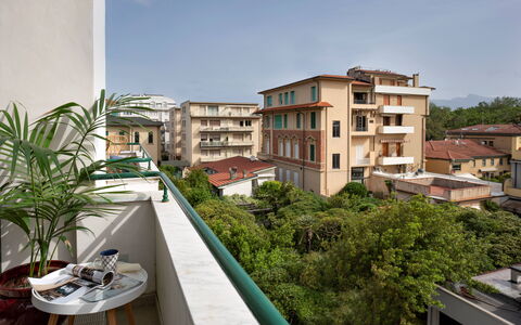 Tosca With Beach & Breakfast Included: Building, Sky, Property, Window, Cloud, Architecture, Urban Design, Condominium, Plant, Residential Area