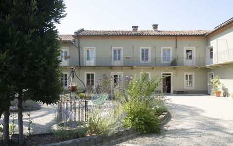 B&b Vigne Di Fagnano Without Kitchen: Plant, Property, Building, Window, Sky, Tree, Land Lot, House, Cottage, Landscape