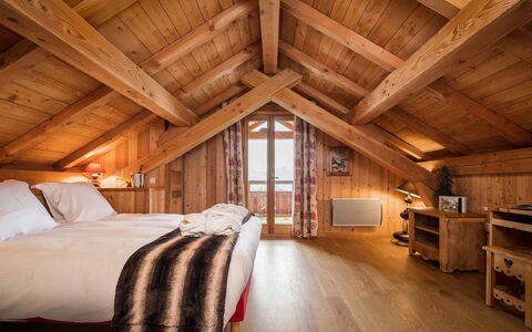 Chalet Lièvre Blanc: Building, Property, Furniture, Window, Wood, Architecture, Beam, Interior Design, Wood Stain, Comfort
