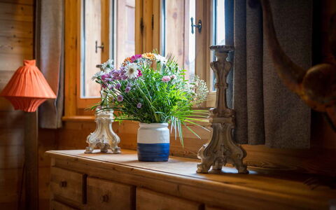 Chalet Lièvre Blanc: Flower, Plant, Property, Furniture, Window, Building, Wood, Vase, Textile, Cabinetry