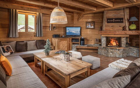 Chalet Lièvre Blanc: Table, Furniture, Property, Picture Frame, Wood, Window, Interior Design, Living Room, Floor, Wall