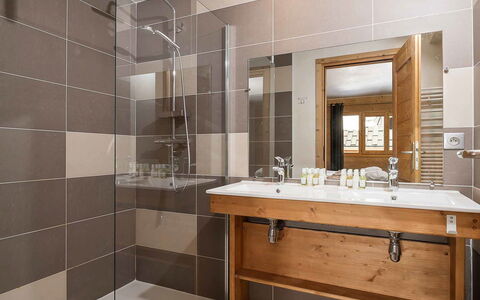 Acajuma: Mirror, Tap, Sink, Property, Plumbing Fixture, Bathroom, Interior Design, Wood, Architecture