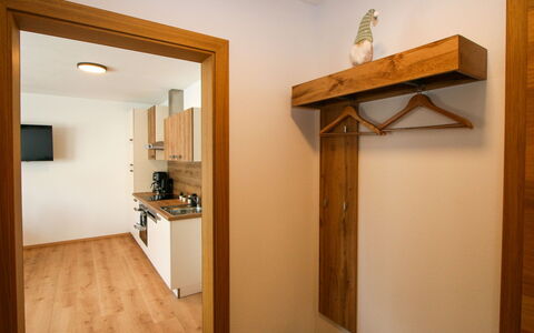 Ferienwohnung Selina: Mirror, Wood, Interior Design, Houseplant, Building, Floor, Flooring, House, Wood Stain