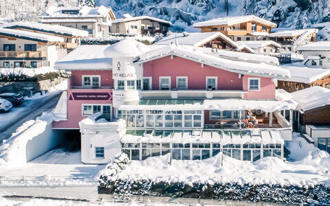 Längenfeld 179: Building, Snow, Daytime, Property, Window, World, Architecture, House, Freezing, Urban Design