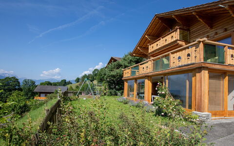 Chalet Domino: Plant, Sky, Building, Property, Window, Tree, Natural Landscape, Land Lot, House, Grass