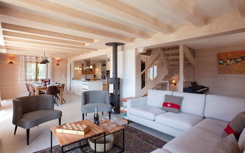 Chalet Domino: Plant, Sky, Building, Property, Window, Tree, Natural Landscape, Land Lot, House, Grass