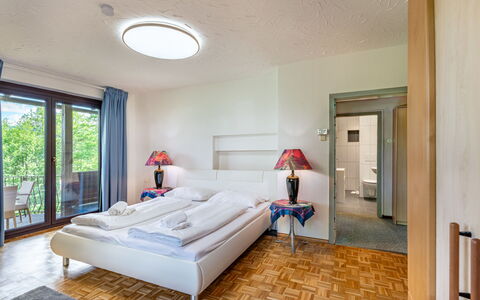 Zeitlos: Interior Design, Bed, Ceiling, Furniture, Bedroom, Floor, Room, Flooring, Bed Sheet, Bedding