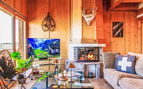 Chalet Aurore: Couch, Furniture, Table, Picture Frame, Living Room, Interior Design, Wood, Lamp, Real Estate, Studio Couch