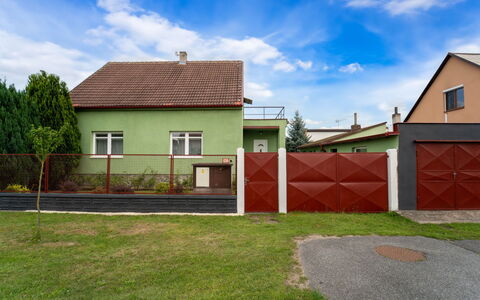 Velký Osek: Sky, Plant, Cloud, Building, Window, Tree, Natural Landscape, Land Lot, House, Cottage