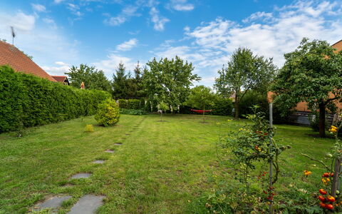 Velký Osek: Sky, Plant, Cloud, Building, Window, Tree, Natural Landscape, Land Lot, House, Cottage