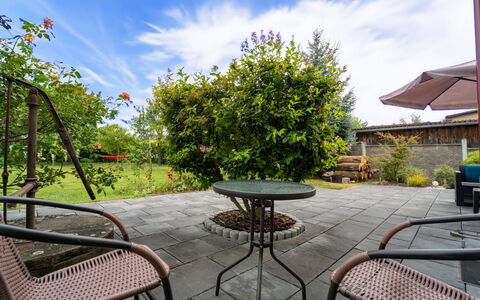 Velký Osek: Sky, Plant, Cloud, Building, Window, Tree, Natural Landscape, Land Lot, House, Cottage