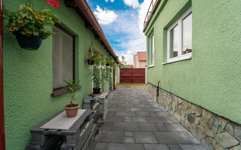 Velký Osek: Sky, Plant, Cloud, Building, Window, Tree, Natural Landscape, Land Lot, House, Cottage