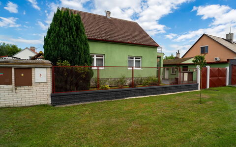 Velký Osek: Sky, Plant, Cloud, Building, Window, Tree, Natural Landscape, Land Lot, House, Cottage