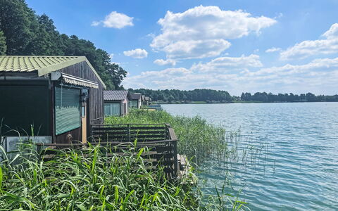 Bootshaus auf Dem See: Sky, Plant, Building, Window, Tree, Wood, Land Lot, Cottage, House, Landscape