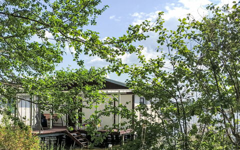 Bootshaus auf Dem See: Plant, Cloud, Sky, Tree, Twig, Shrub, Grass, Natural Landscape, Building, Facade