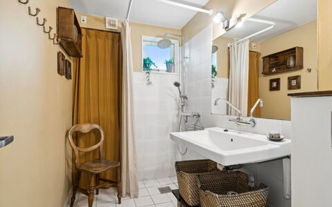 Ivar - 150M from the Sea: Plumbing Fixture, Bathroom, Interior Design, Flooring, Bathroom Sink, Sink, Floor, Tap, Plumbing, Mirror