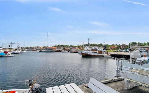 Ginie - 70M from the Sea: Wood, Furniture, Apartment, Room, Ceiling, Wood Stain, Chair, Hardwood, Varnish, Lumber