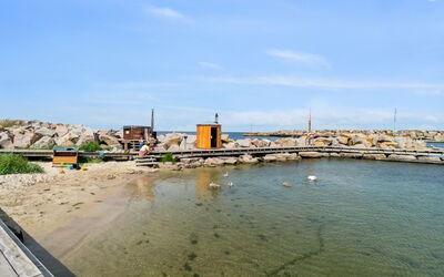 Ginie - 70M from the Sea