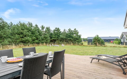 Imke - 1Km from the Sea: Land Lot, Home, Shade, Landscaping, Garden, Hardwood, Lawn, Estate, Chair, Plank