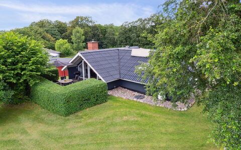 Erke - 800M from the Sea: Blue, Shrub, Cottage, Groundcover, Garden, Estate, Shade, Landscaping, Farmhouse, Eco Hotel