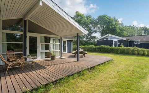 Anneli: Building, House, Window, Home, Roof, Residential Area, Shrub, Cottage, Land Lot