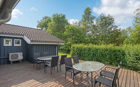 Anneli: Building, House, Window, Home, Roof, Residential Area, Shrub, Cottage, Land Lot